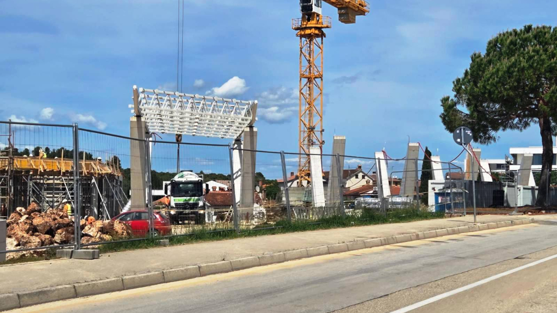 Novi rovinjski autobusni kolodvor dobiva obrise: Počela montaža krovne konstrukcije perona
