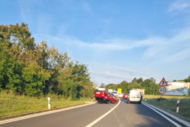 Auto završio na krovu kod Sošića, stvaraju se gužve