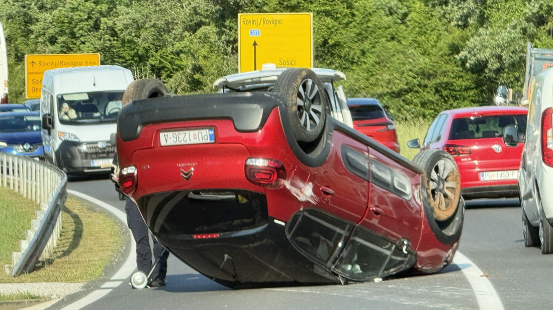 Auto završio na krovu kod Sošića, stvaraju se gužve