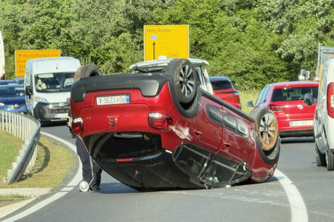 Auto završio na krovu kod Sošića, stvaraju se gužve