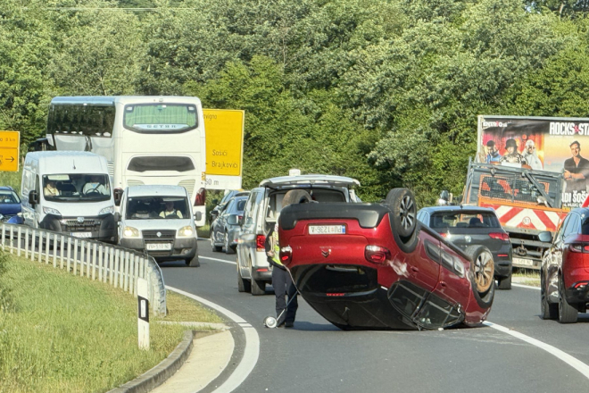 Jutarnja nesreća kod Sošića srećom prošla bez ozlijeđenih, vozačica zahvatila rubnjam