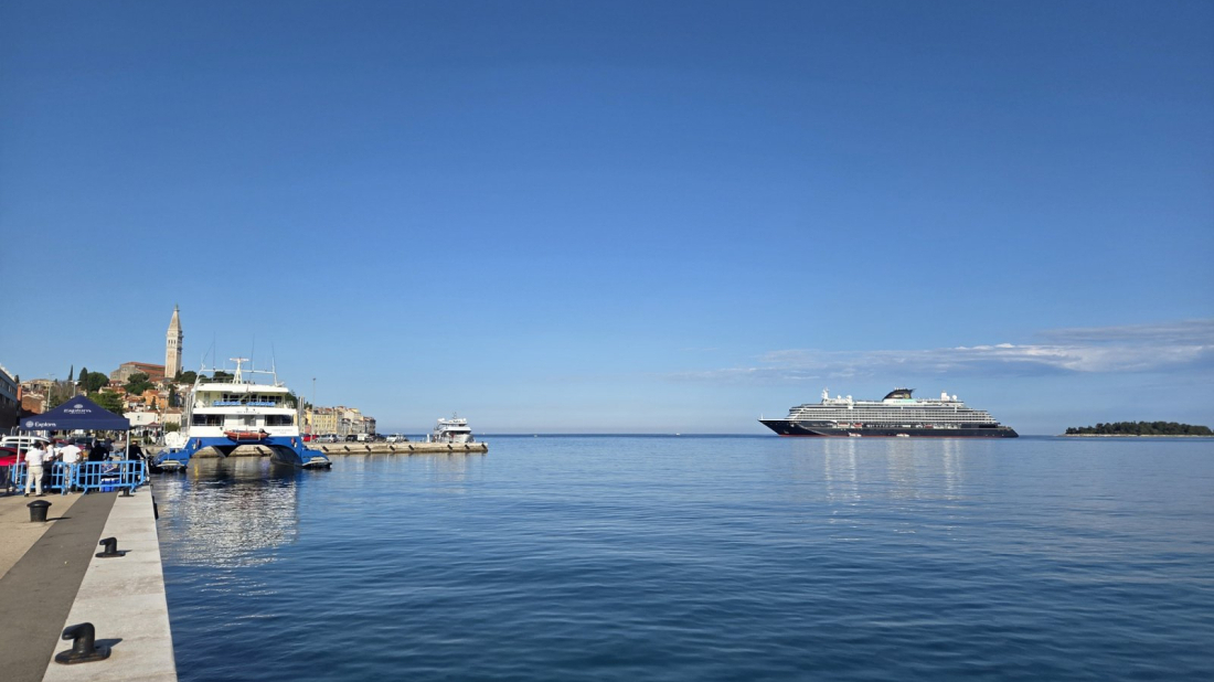 FOTO: Luksuzni kruzer od 500 milijuna eura ponovno uplovio u Rovinj