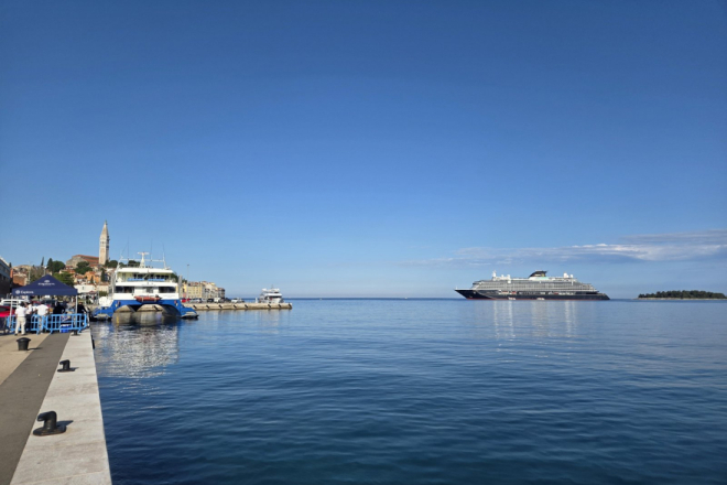 FOTO: Luksuzni kruzer od 500 milijuna eura ponovno uplovio u Rovinj
