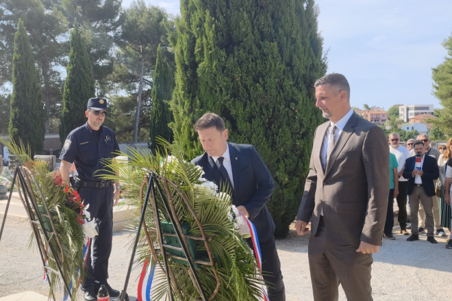 Rovinj obilježio Dan državnosti polaganjem vijenaca i odavanjem počasti braniteljima