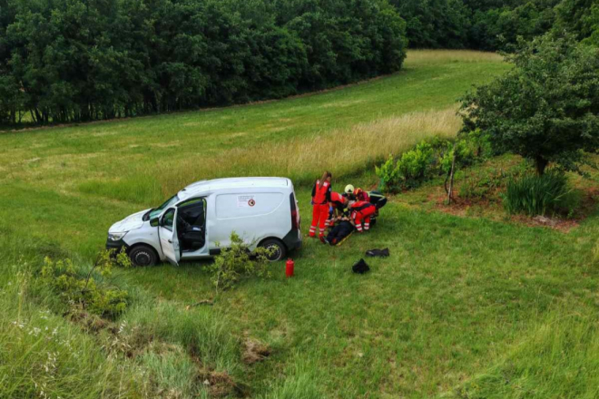 Automobil sletio s ceste kod Žminja, na teren izašli hitna pomoć i vatrogasci