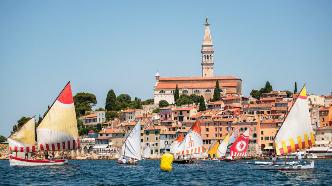 Rovinj slavi 20 godina Regate tradicijskih barki: Tri dana mora, jedara i baštine