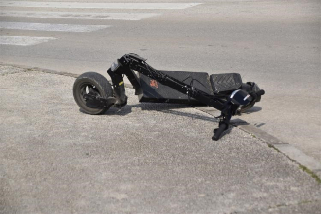 Teško ozlijeđen nakon pada s nedozvoljenog električnog romobila