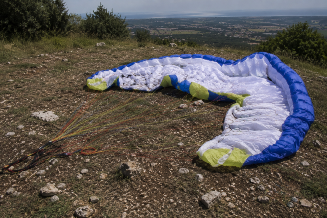 Drama na uzletištu kod Kaštelira: Australac izgubio nadzor nad paraglajderom i teško stradao