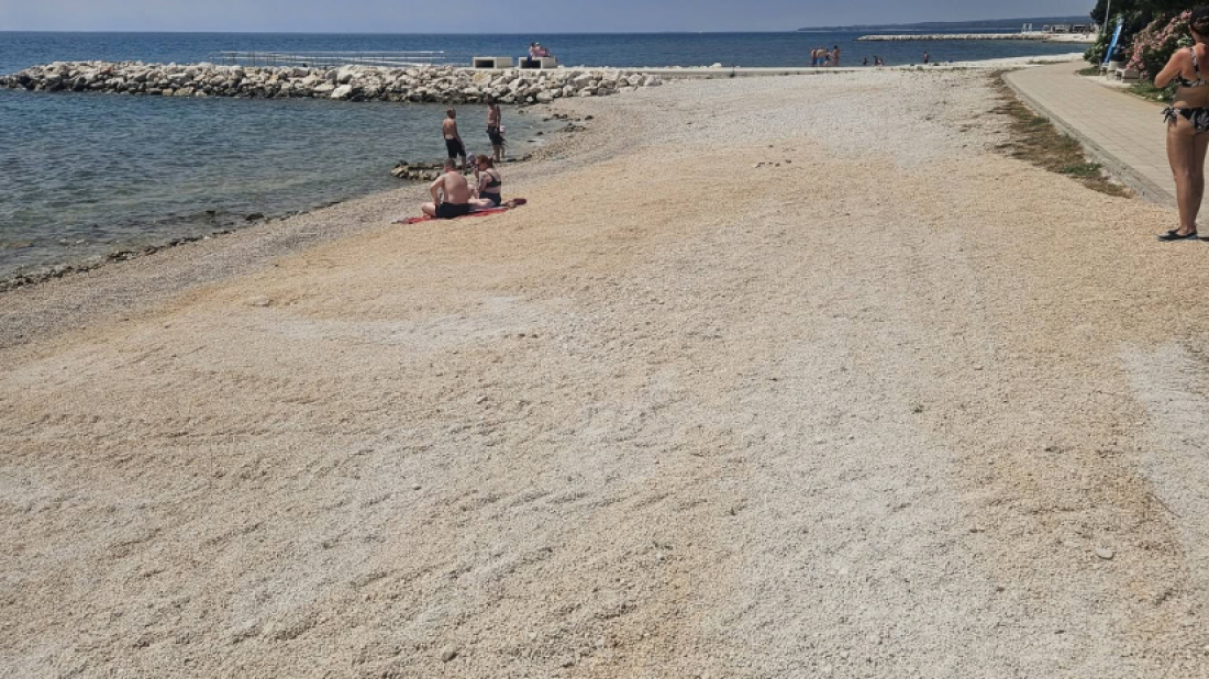 Grad Vodnjan odgovorio na zabrinutost građana: 'Na Martulini se provodi redovito održavanje plaže!'