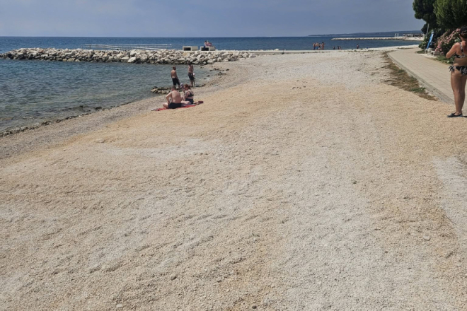 Građani zabrinuti zbog nasipavanja plaže Martulina: Traže odgovore o zahvatu uz obalu