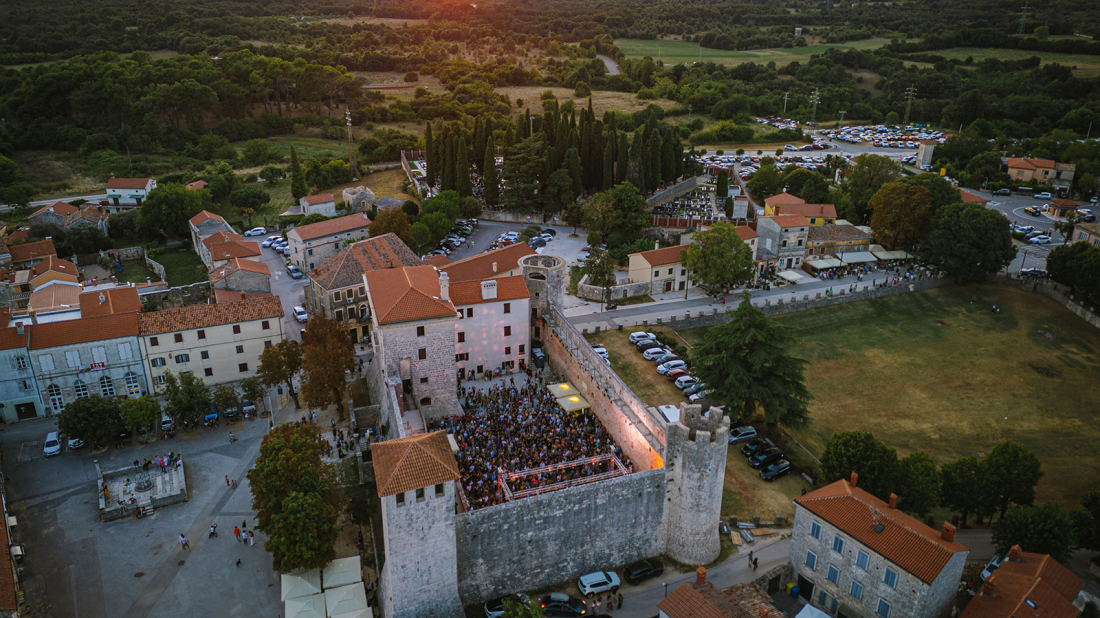 Panč Festival prvi put stiže u Istru: Svjetski i regionalni komičari krajem kolovoza u Svetvinčentu