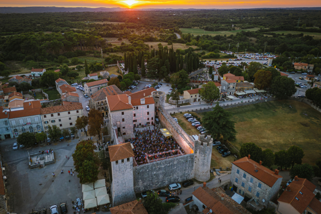 Panč Festival prvi put stiže u Istru: Svjetski i regionalni komičari krajem kolovoza u Svetvinčentu