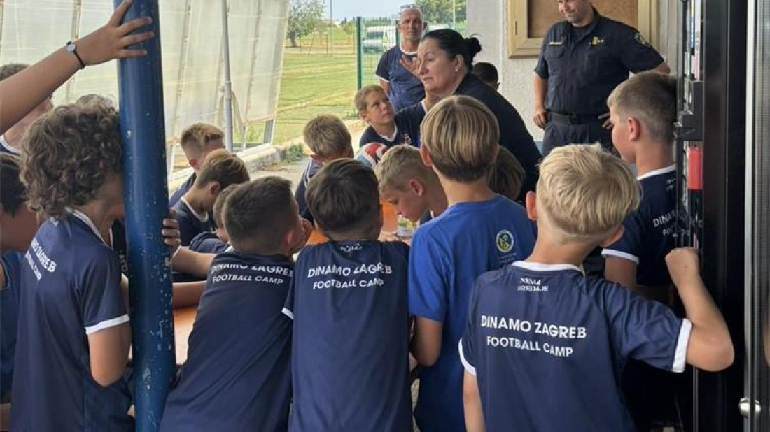 Policija u Dinamovom kampu u Umagu: Djecu učili fair playu, borbi protiv bullyinga i sigurnosti na romobilu