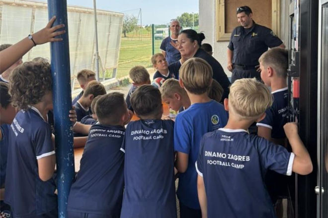 Policija u Dinamovom kampu u Umagu: Djecu učili fair playu, borbi protiv bullyinga i sigurnosti na romobilu