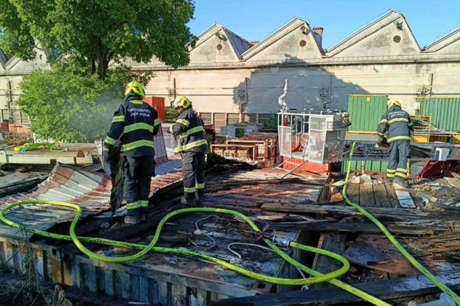 Buknuo požar na području brodogradilišta u Puli, izgorjela tri brodska kontejnera!