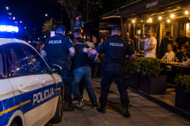 Kaos kod Umaga: Majka i sin iz Slovenije prijetili smrću, tukli goste i napali policiju