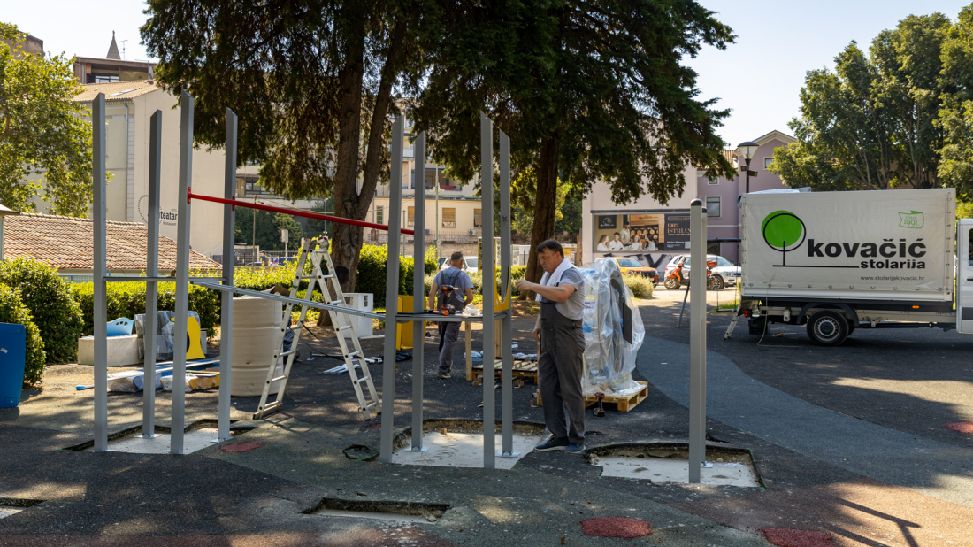 Grad Pula obnavlja dječja igrališta: U Titovom parku postavljaju nova igrala