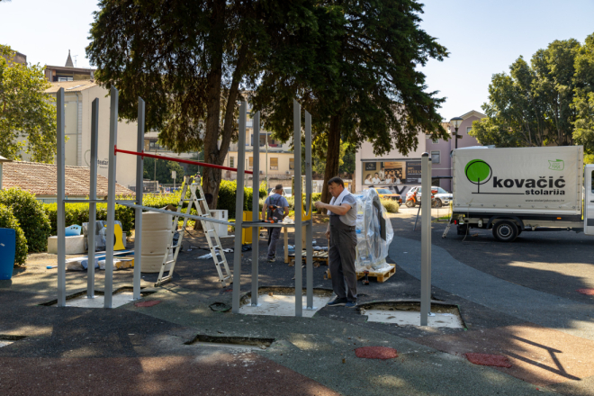Grad Pula obnavlja dječja igrališta: U Titovom parku postavljaju nova igrala