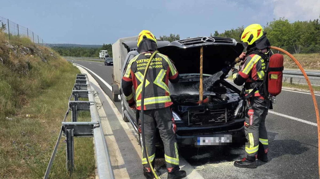 FOTO: Automobil planuo na Istarskom ipsilonu kod Bala: Brza intervencija vatrogasaca spriječila širenje požara