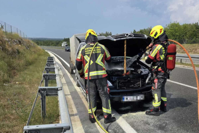 FOTO: Automobil planuo na Istarskom ipsilonu kod Bala: Brza intervencija vatrogasaca spriječila širenje požara