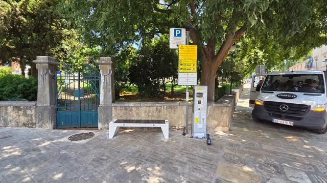 Nova pametna klupa postavljena uz srednje škole i Gradsku knjižnicu u Rovinju