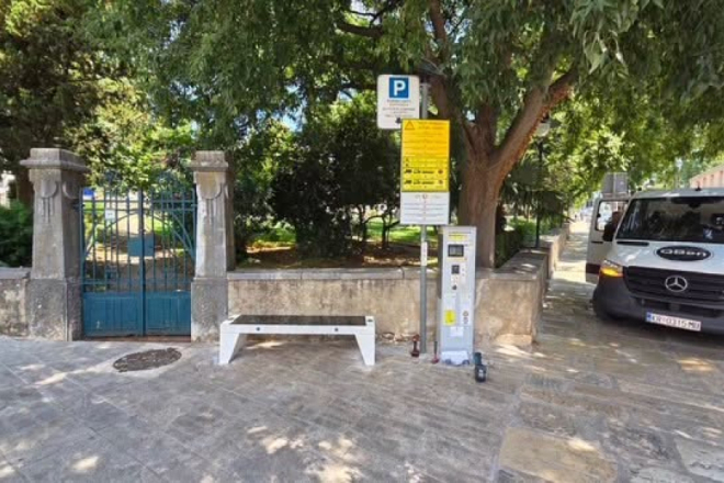 Nova pametna klupa postavljena uz srednje škole i Gradsku knjižnicu u Rovinju
