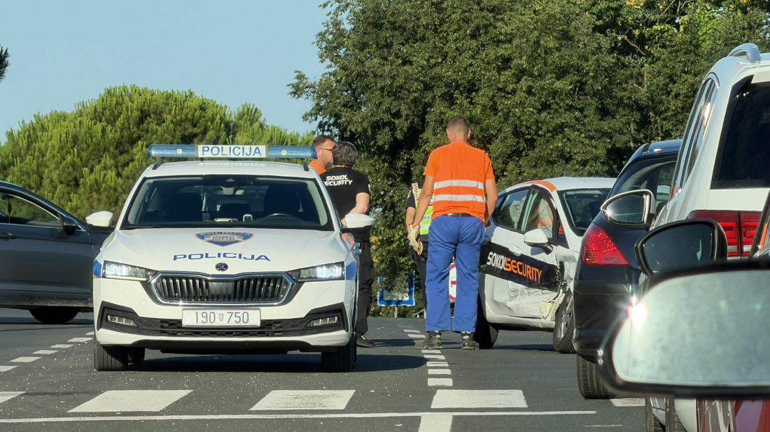 Foto: Zbog prometne nesreće u Rovinjskom Selu promet se odvija usporeno
