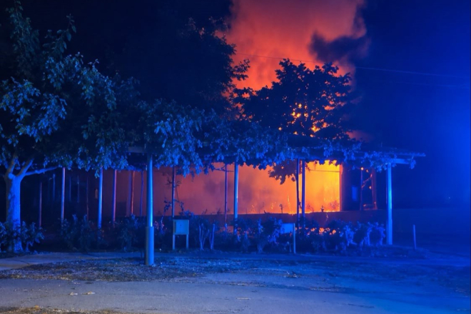 (FOTO) Veliki požar progutao restoran na košarkaškim terenima u Rovinju, gasilo ga 14 vatrogasaca