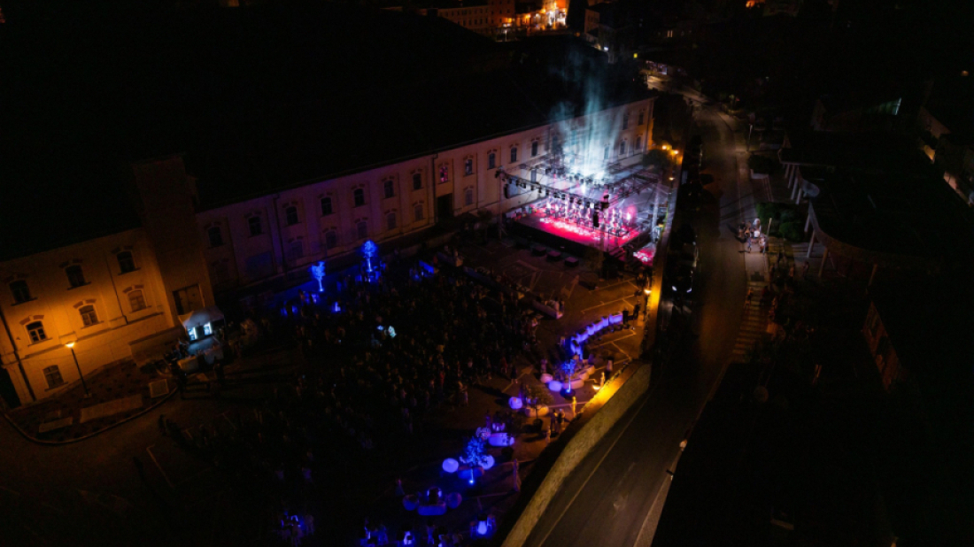 Počinje veliki ljetni festival u Rovinju! Večeras Balaševićevi hitovi, potom Grašo i Doris