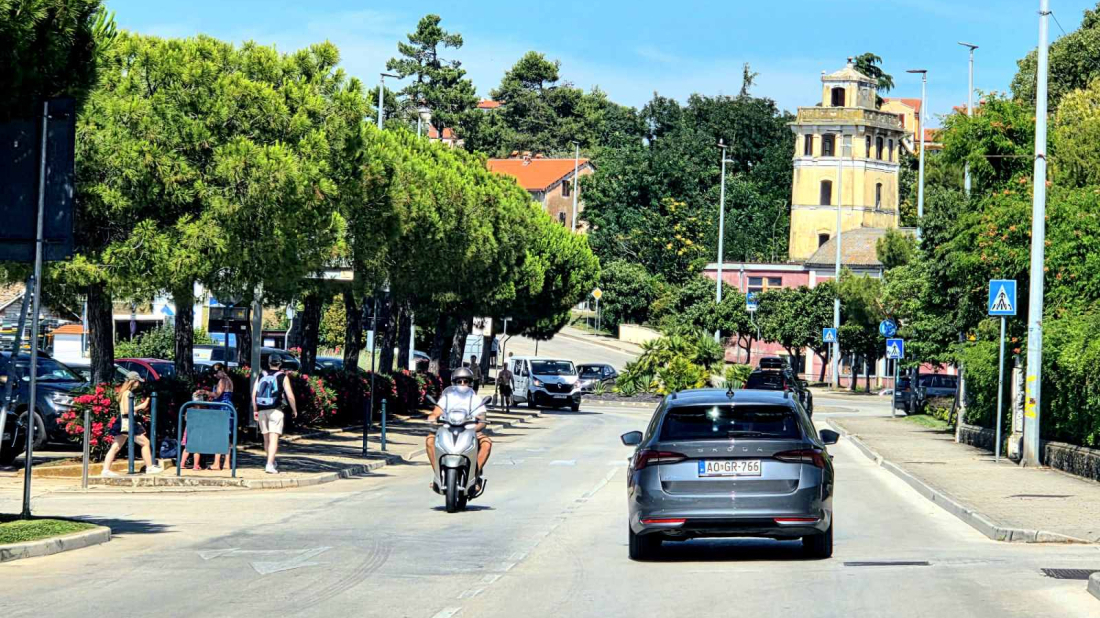 Austrijanac u Rovinju krenuo u krivom smjeru kroz rotor, ozlijeđen vozač mopeda