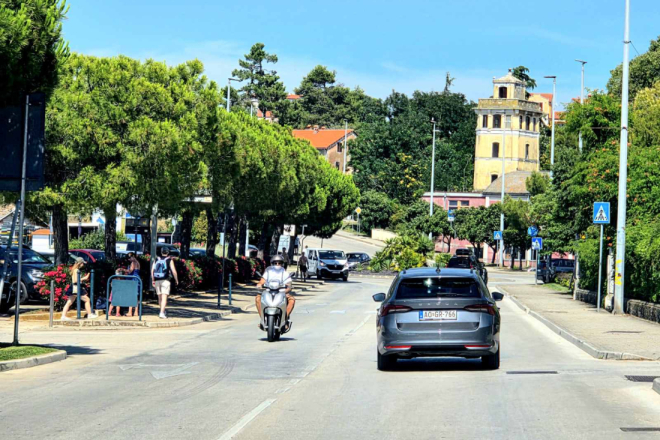 Austrijanac u Rovinju krenuo u krivom smjeru kroz rotor, vozač mopeda ozlijeđen