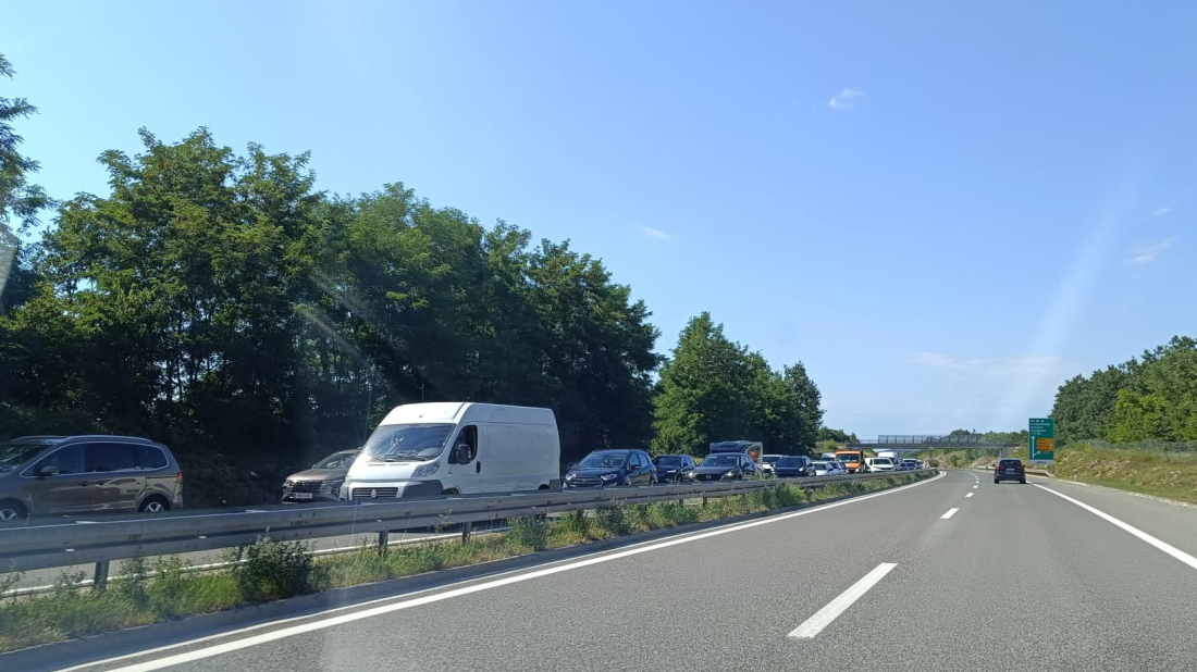 Prometna nesreća na Istarskom ipsilonu kod čvora Baderna, stvorila se kolona duga oko kilometar