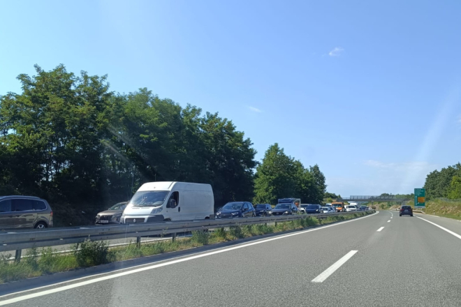 Prometna nesreća na Istarskom ipsilonu kod čvora Baderna, stvorila se kolona duga oko kilometar
