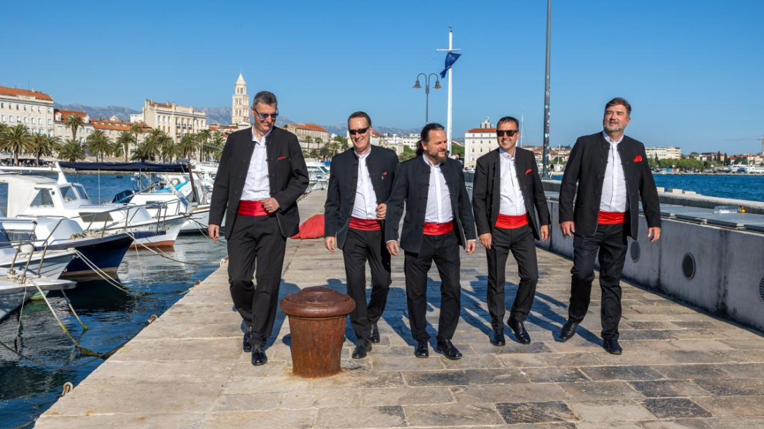 Klapa Iskon donosi dalmatinsku glazbenu večer na porečki Trg slobode