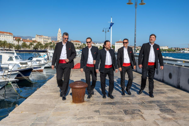 Klapa Iskon donosi dalmatinsku glazbenu večer na porečki Trg slobode