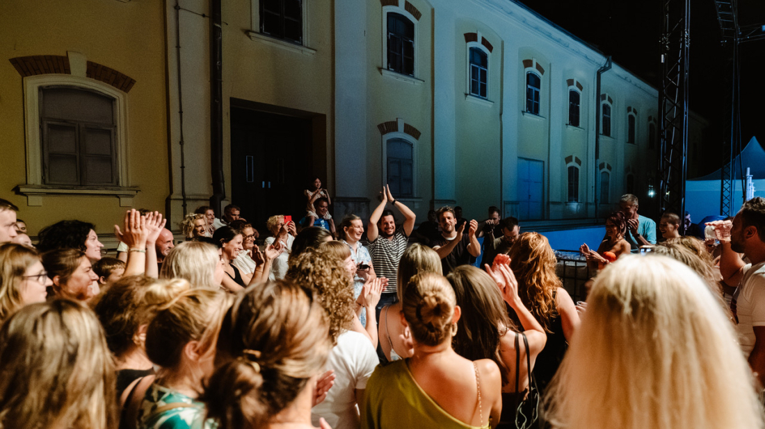FOTO: Emocije, nostalgija i stotine glasova – Balaševićeve pjesme otvorile Rovinj Summer Music Festival