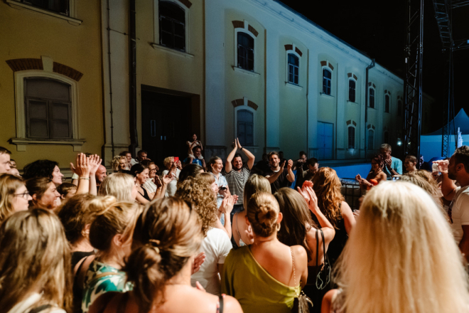 FOTO: Emocije, nostalgija i stotine glasova – Balaševićeve pjesme otvorile Rovinj Summer Music Festival