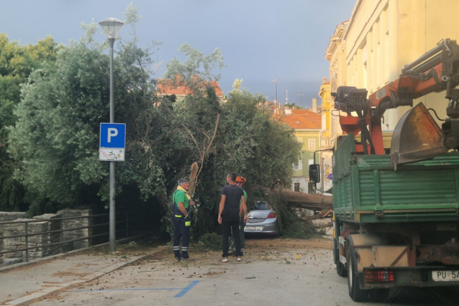 Grana pala na pješakinju tijekom nevremena u Puli, zadobila teške ozljede