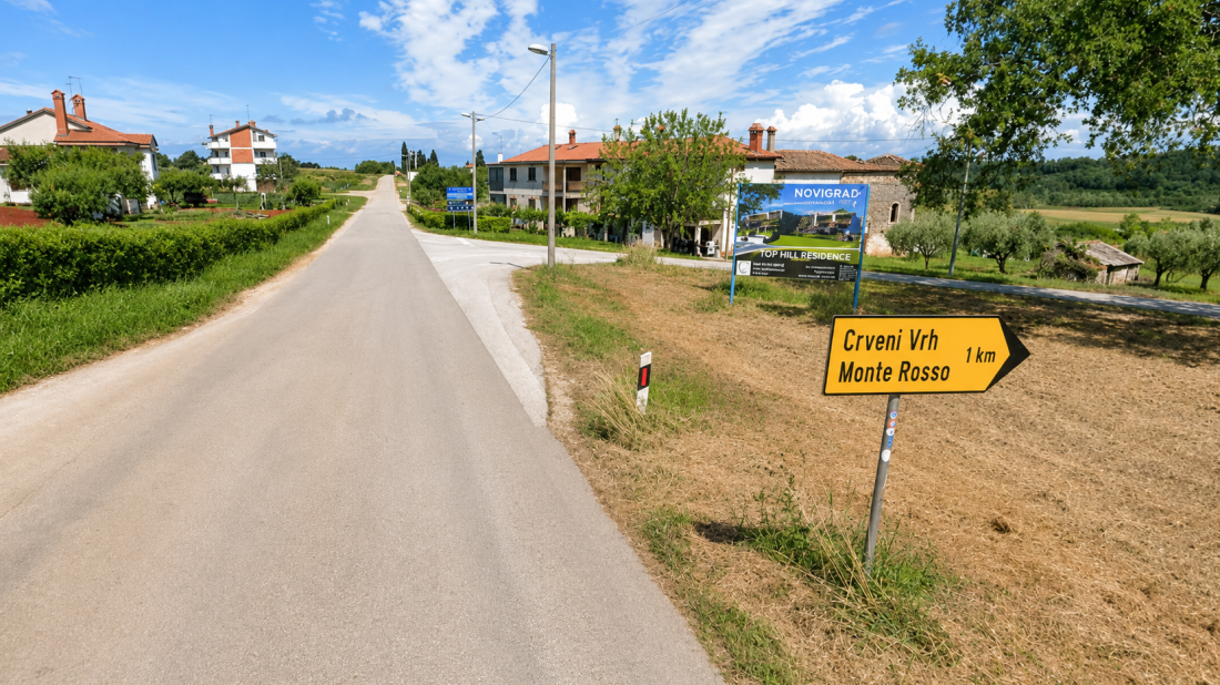 Nakon sudara izgubio živce: Motociklist kacigom razbio staklo automobila i napao vozača