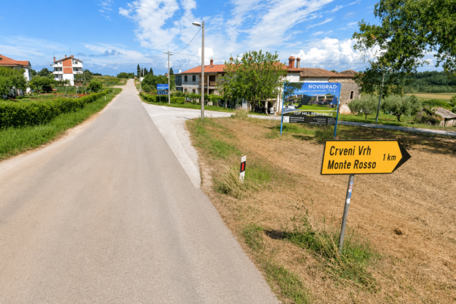 Nakon sudara izgubio živce: Motociklist kacigom razbio staklo automobila i napao vozača