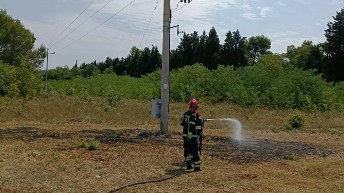 Pulski vatrogasci jučer imala devet intervencija: Od požara i prometne nesreće do skidanja prstena
