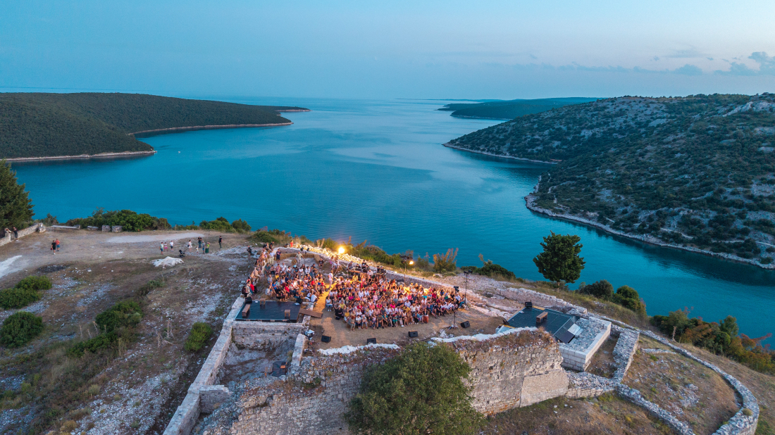 Balotina "Tijesna zemlja" oživjela u Starom Raklju na mjestu gdje je priča i nastala