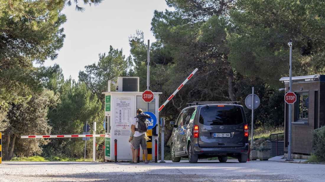 Na automobil stavio tuđe tablice kako bi besplatno ušao na Kamenjak pa završio s kaznenom prijavom