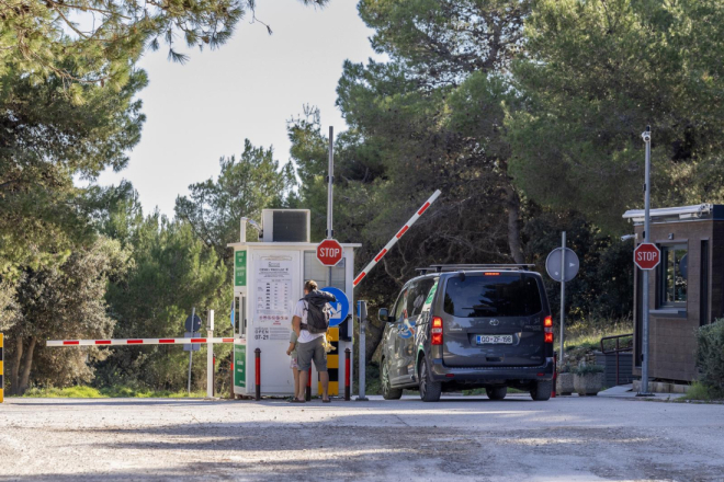 Na automobil stavio tuđe tablice kako bi besplatno ušao na Kamenjak pa završio s kaznenom prijavom