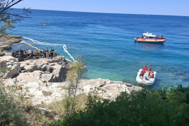 Kamion Herculanee završio u moru na Zlatnim stijenama: Vozač iskočio iz kabine, izbjegnuta tragedija
