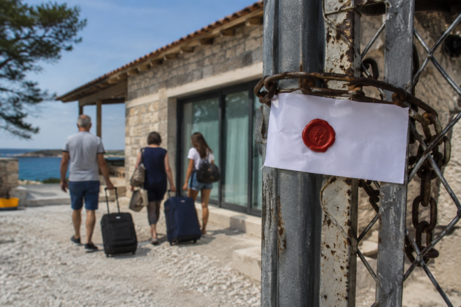 Inspektori Slovencu zapečatili objekt u Bašaniji, ali on je ipak ušao i boravio u njemu