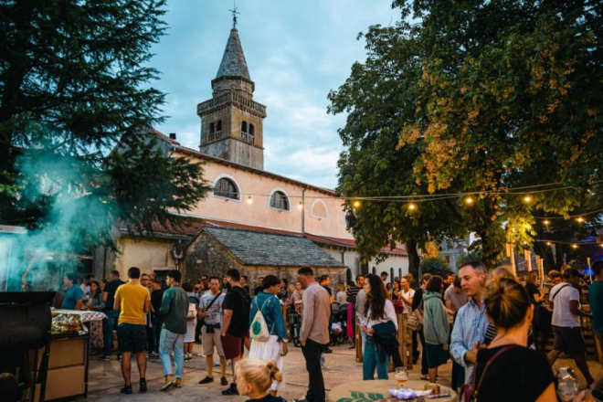 Žminj postaje središte ljubitelja craft piva: Više od 30 vrsta piva i koncert grupe Vatra