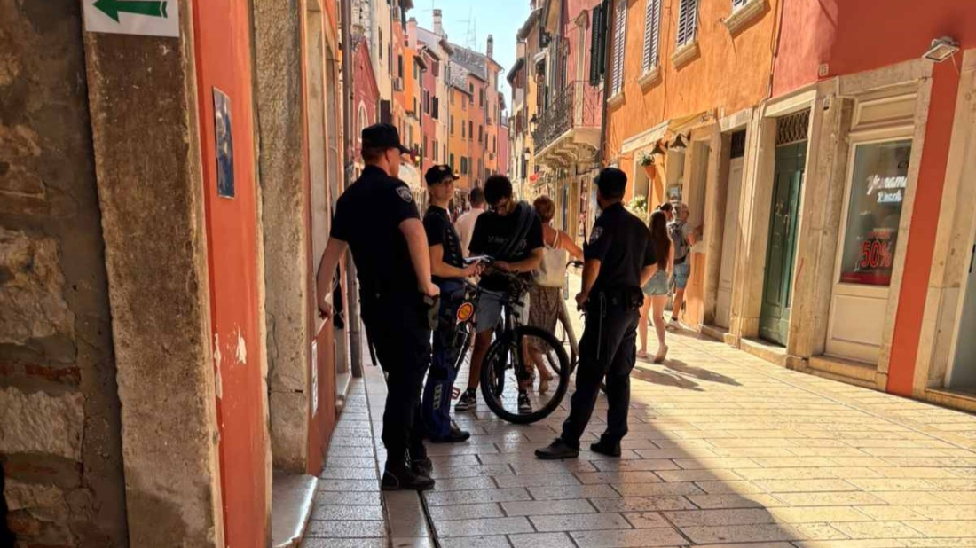 Policija ne popušta: Nastavljene kontrole i kažnjavanje u pješačkoj zoni Rovinja