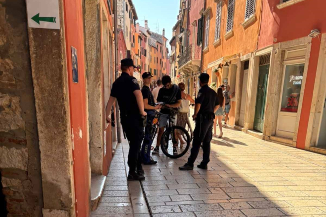 Policija ne popušta: Nastavljene kontrole i kažnjavanje u pješačkoj zoni Rovinja