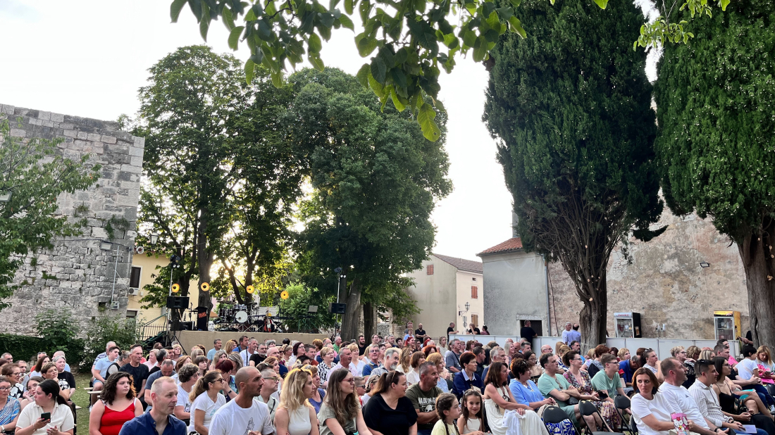 Večeras u Barbanu: Komedija "Istrijan na Tinderu" donosi večer smijeha pod zvijezdama